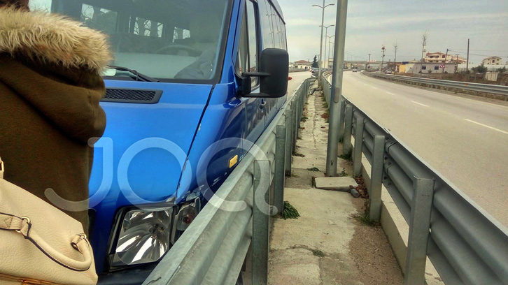 FOTO/ Kavajë, “kamikazi” 50-vjeçar përplas furgonin me trafikndarëse, “Më njihni mua? Allahu Ekber, do ju vdes të gjithëve”