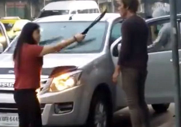 VIDEO/ Gruaja kërcënon me hanxhar burrin në mes të rrugës