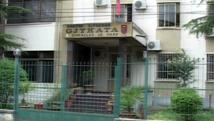 Fier, gjykata lë në burg 5, liron 2 nga zyrtarët e doganave