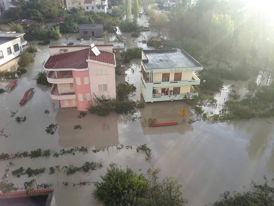 Rama në fshatrat që u përmbytën, të përmbyturit në protestë në Vlorë