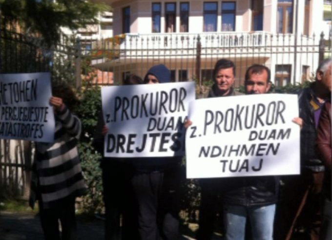 FOTO/ Adraitika Llalla në analizë, banorët e Zharrëzës protestë para prokurorisë së Fierit