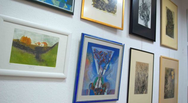 I la shokut pikturat në ruajtje, ai i shet në Pazar!