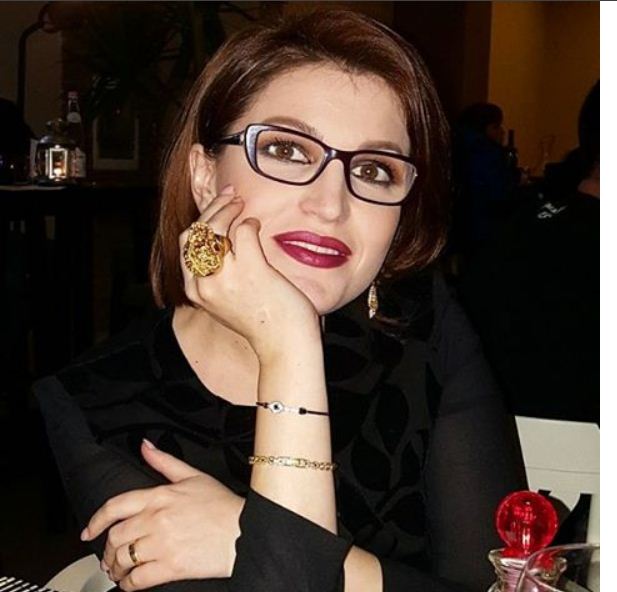 Drejtuesja e emisionit “Fiks Fare” Fiori Dardha, përndiqet nga një person. Ja mesazhet