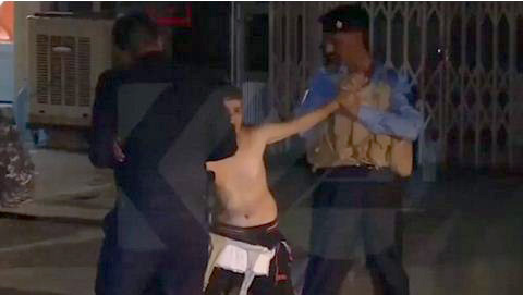 VIDEO/ Parandalohet sulmi kamikaz, policia kap fëmijën përpara se të hidhte veten në erë