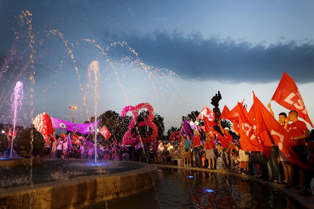 Televizionet informative censurojnë mitingun final të opozitës