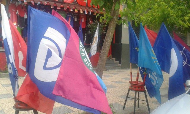 Tensionohet fushata, rrihet kryetari demokrat i Komunës Karinë, goditet kreu i republikanëve në Ersekë