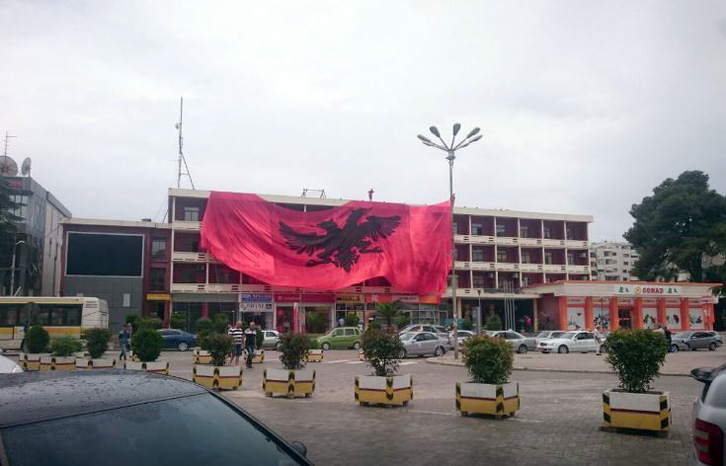 EURO 2016/ Fier, pragndeshja Shqipëri-Rumani, shpaloset flamuri gjigant në mbështetje të kombëtares
