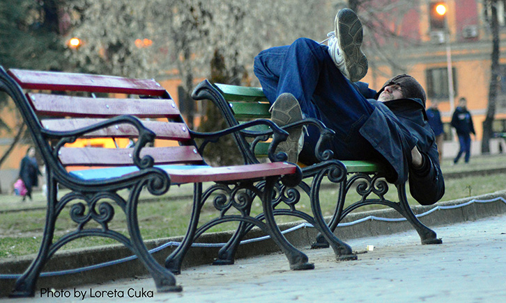 FOTO REPORTAZH/ Jeta “e trishtuar” e stolave në parqet e Tiranës