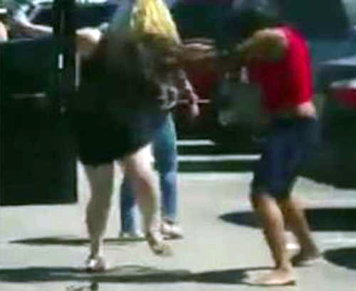 VIDEO/ Femrat kapen për flokësh për një vend parkimi