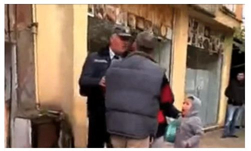 Video/ Policët bashkiake dhunojnë shitësin dhe i flakin mallin në sy të fëmijës