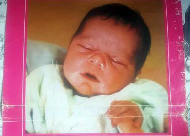 FOTO/ Foshnja e braktisur në kabinën e telefonit, takon shpëtimtarin e saj pas 22 vitesh