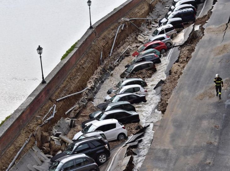 FOTO/ Panik, toka përpin dhjetëra makina
