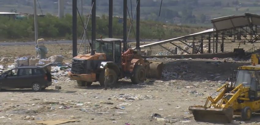 Këto fakte tronditëse zbuluan gazetarët në landfillin e Sharrës, e që u pushuan nga puna më ndërhyrje të Veliajt