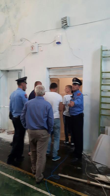 VIDEO/ Ndërpritet procesi i numërimit në KZAZ 19 në Peshkopi, policia përmbyt sallën