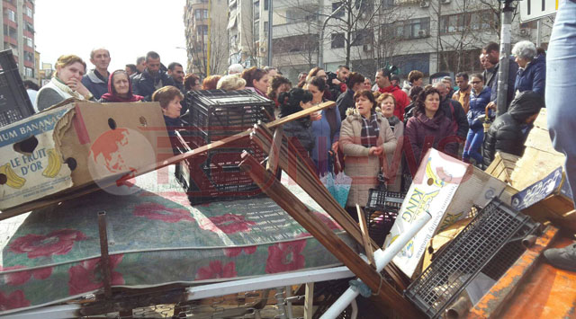 FOTO/ Protesta te bulevardi i ri, banorët barrikadë fadromave, një gruaje i bie të fikët