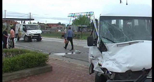 Po shkonin në shkollë, aksidentohet furgoni me nxënës, plagosen 4 prej tyre