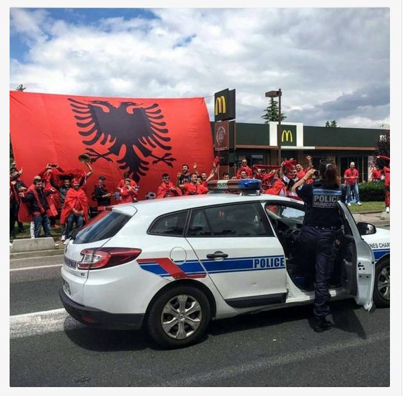FOTO LAJM/ Policia franceze e mahnitur nga tifozët shqiptarë