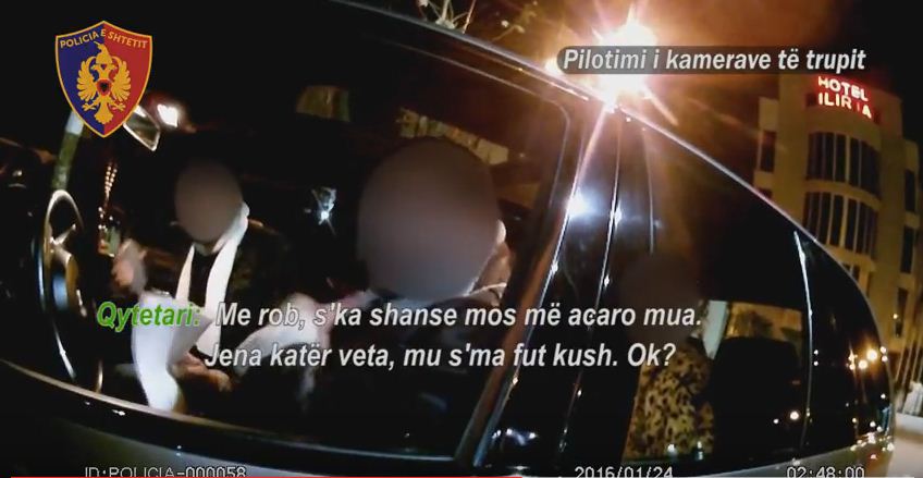 VIDEO/ Qytetari kërcënon policin: Ne jemi katër vetë, ti do me më heqë patentën mu?