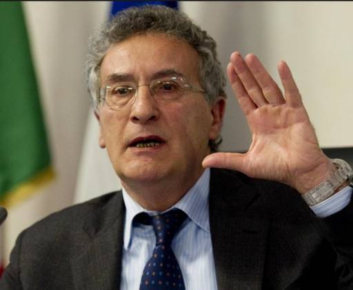 Drejtori i Anti-Mafias italiane Franco Roberti në zyrën e Llallës