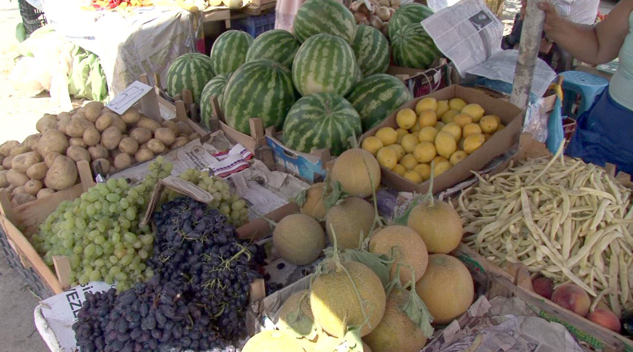 Prodhimi vendas stok, fermerët nga rrethet në Tiranë për të shitur mallin