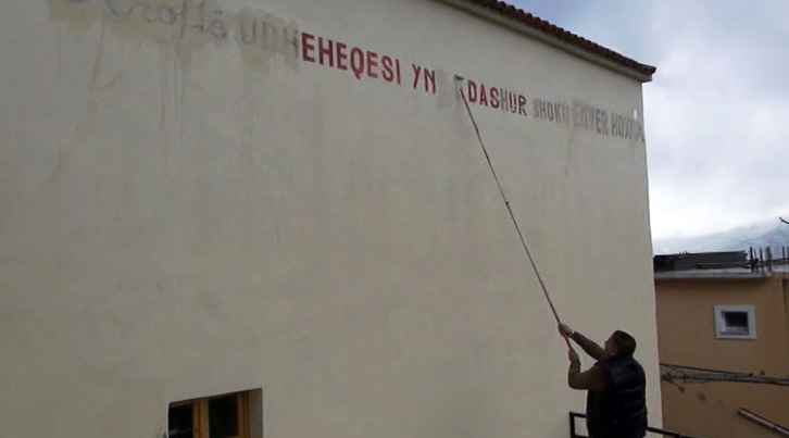 FOTO & VIDEO/ Aktivistët demokratë fshijnë parullat Parti – Enver në Himarë