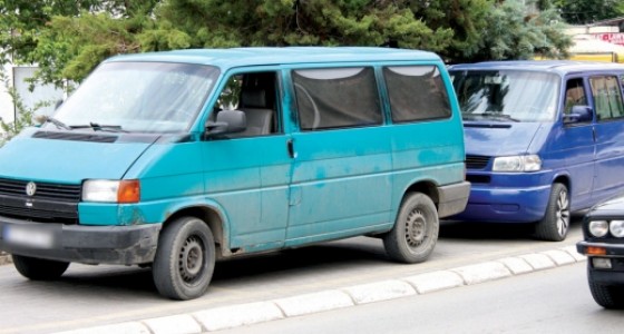Tiranë, dy shoferë fugonësh përleshen me grushte e leva, shkak konkurenca