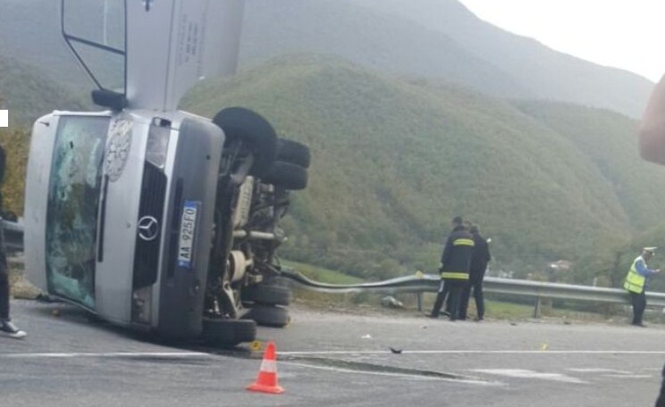 Arrestohet shoferi që hodhi furgonin me fëmijë në kanal