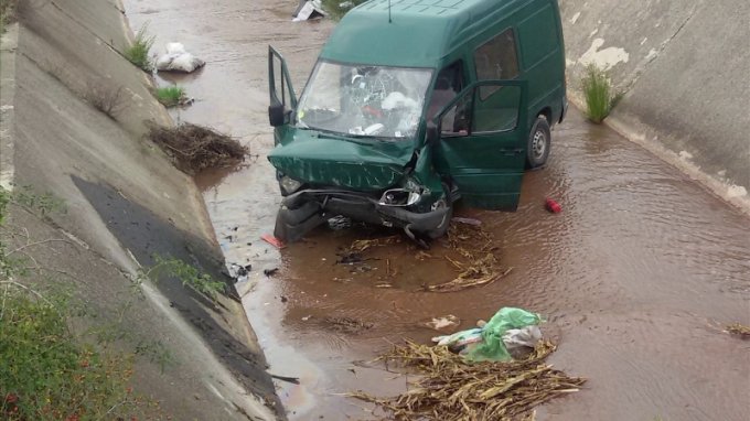 Korçë, furgoni bie nga ura 7 metër e lartë, plagosen rëndë tre persona