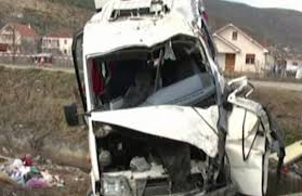 AKSIDENT I RËNDË NË MAT/ Përplaset makina me furgonin, plagosen 7 persona