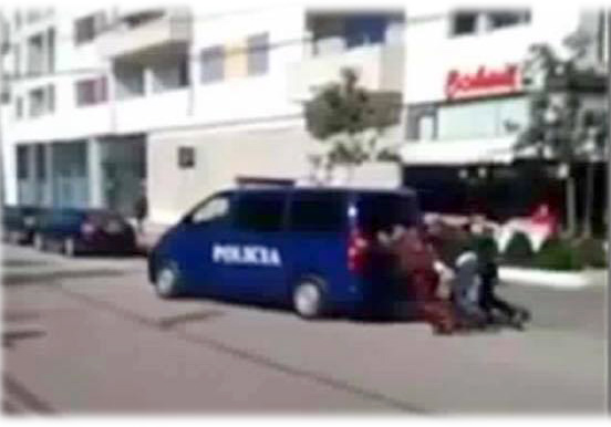 FOTO LAJM/ Policia e gjeneratës tjetër…, shtyn furgonin e ri defektoz