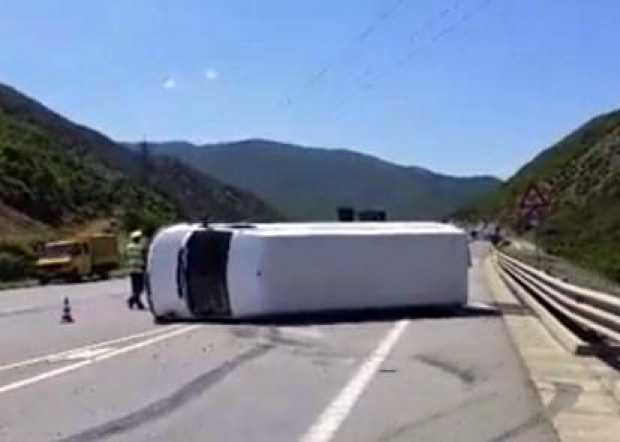 FOTO/ Furgoni përplaset me bordurën, plagosen 3 anëtarë të një familje