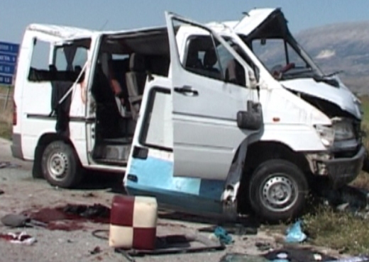 Aksident, furgoni përfundon në Liqënin e Shkopetit, enigmë numri dhe fati i udhëtarëve