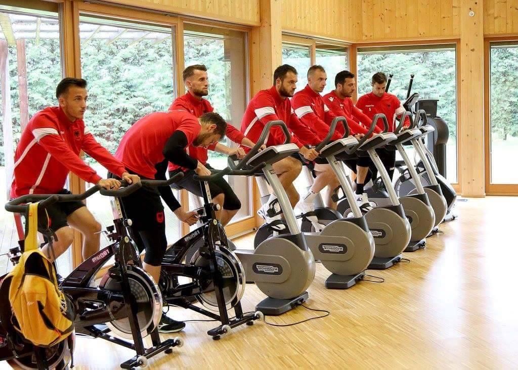 Futbollistët do të lyejnë kokën me ngjyrë të kuqe, po pse!