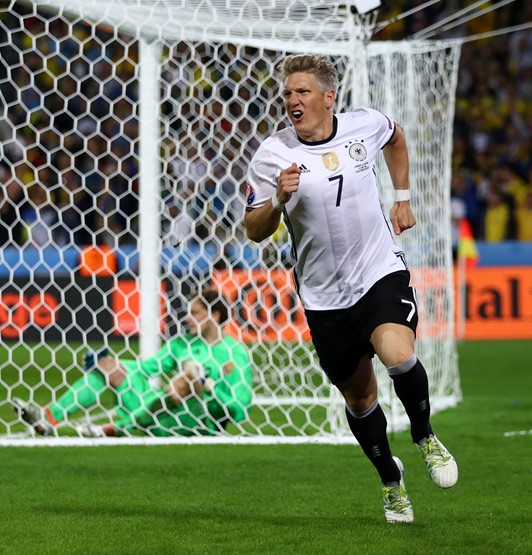 EURO 2016/ Gjermania fiton 2 – 0 ndaj Ukrainës, kap kreun e Grupit C