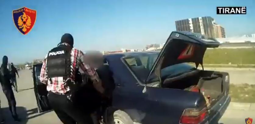 VIDEO & EMRAT/ Kamëz, shisnin drogë në pistën e “Guidës”, arrestohen dy persona me 55 kg kanabis