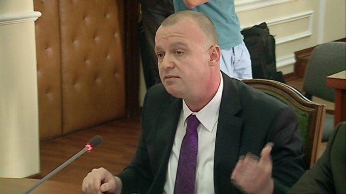 VIDEO/Shkelqim Ganaj, kreu i ILDKP, rrihet me shpulla me komshiun