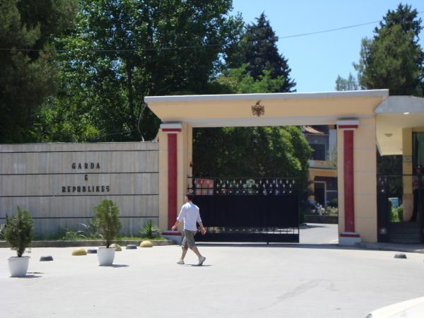 Gardisti, pistoletën në kokë një personi te lavazhi në Tiranë