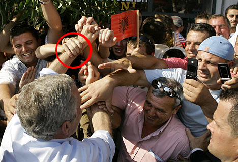 Ironia e Andis Harasanit: Donald Trump kërkon edhe të gjendet ora që “ju vodh” Gerorge Bushit