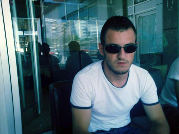 FOTO GALERI/ Ja kush është gardisti që grabiste me armë karburantet