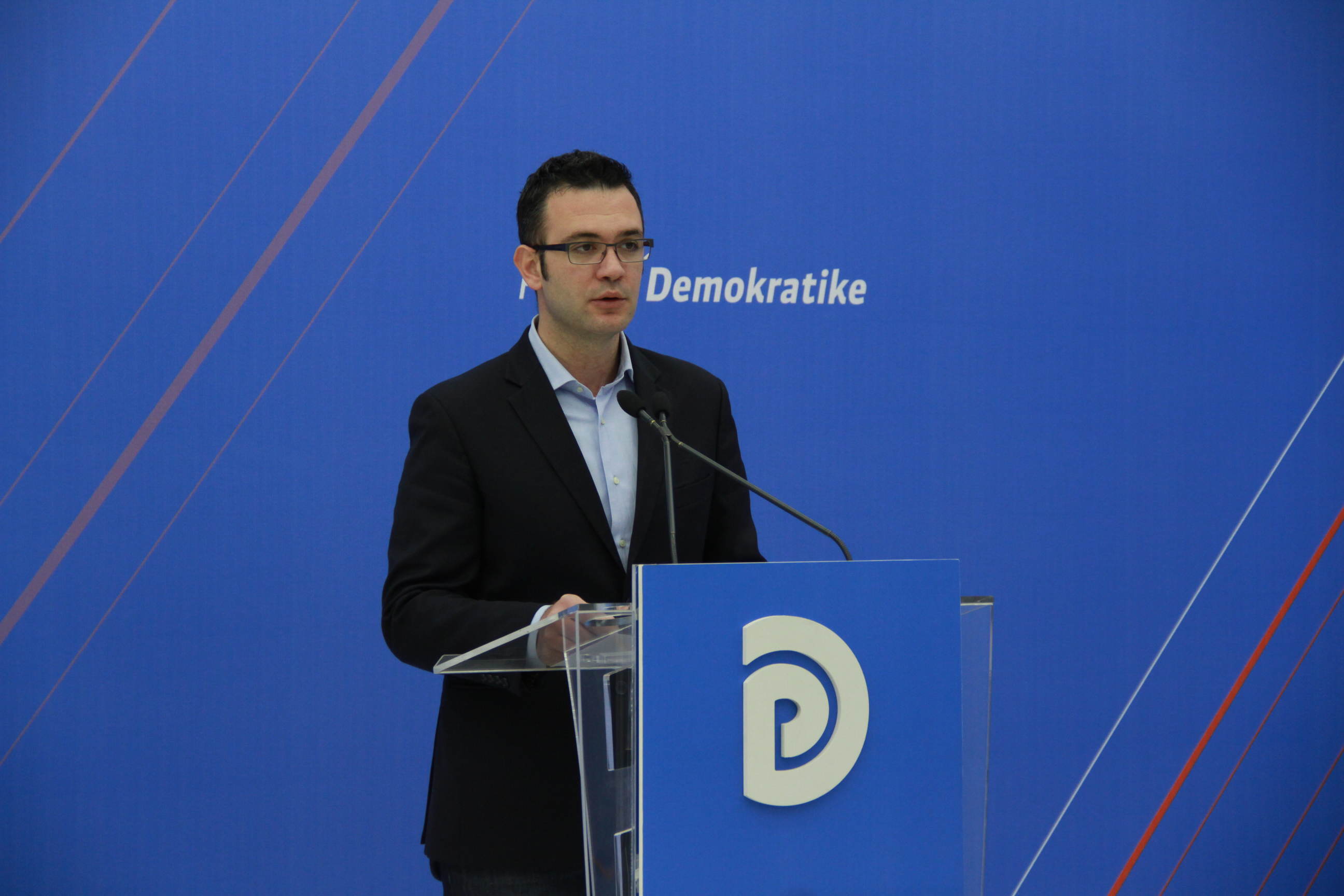 “Gënjeshtrat e tua i kushtojnë shqiptarëve miliona euro”