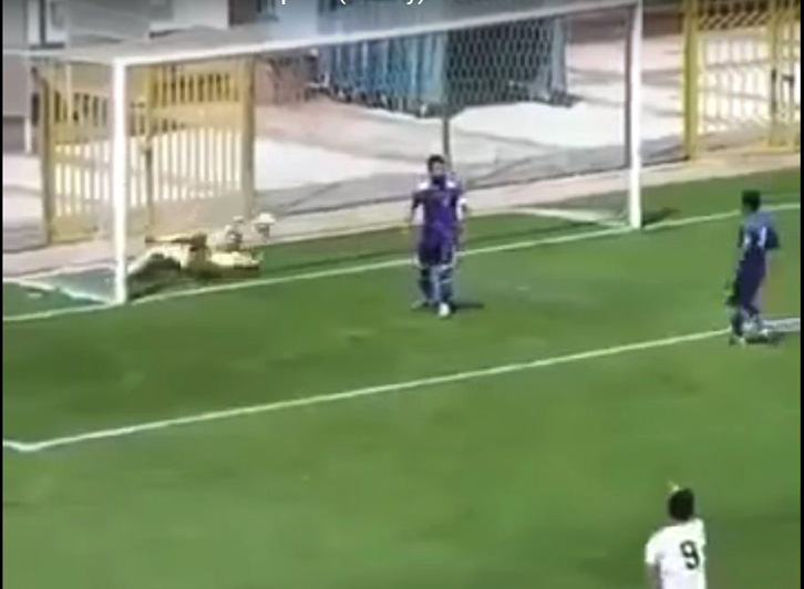 VIDEO/ Gafa e futbollistëve, penalltinë e shndërrojnë në autogol