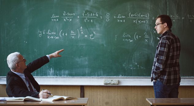 VIDEO/ Histeria maqedonase, drejtori fjalim kundër gjuhës shqipe, nxënësja e ndërpret: A nuk keni turp!