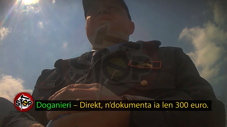 EMRI/ Pezullohet polici i Morinës, merrte 300 euro për të futur në doganë makinat e vjedhura