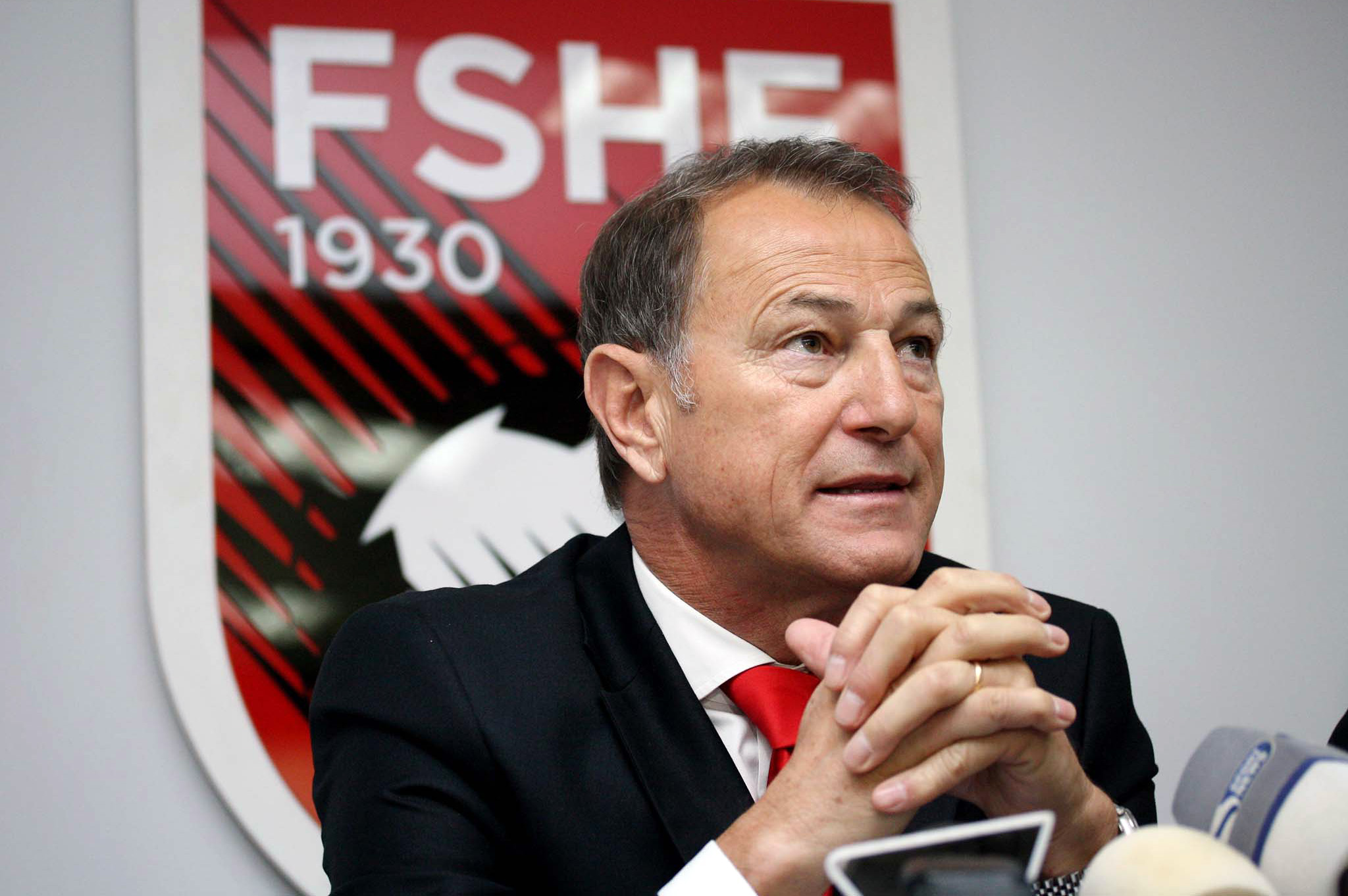 De Biasi zbulon refuzimin e ofertave joshëse me miliona euro