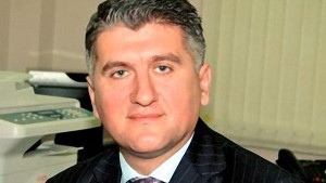 Analiza/ Veliaj, modeli që ngjitet duke u zvarritur pas shefit