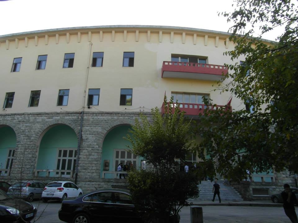 Studentët e Gjeologjikut bojkotojnë mësimin, kundër tjetërsimit të godinës