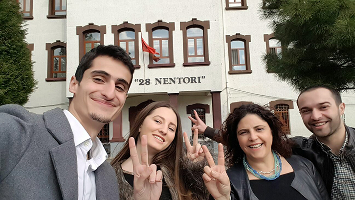 FOTO LAJM/ Djali i Pandeli Majkos përshëndet protestën e opozitës