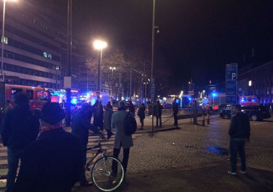 FOTO/ Gjermani, një person sulmon me sëpatë udhëtarët në stacionin e trenit