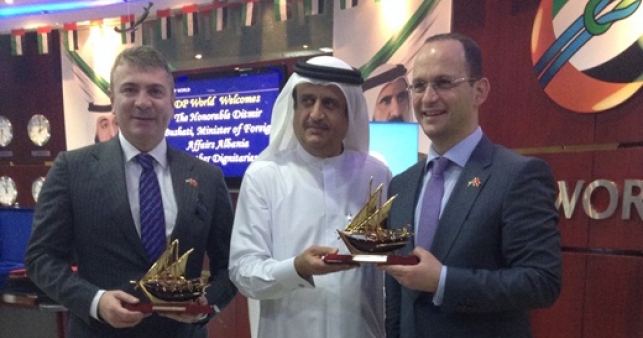 Qeveria centralizon marrëdhëniet me jashtë. Biseda me leje me të huajt