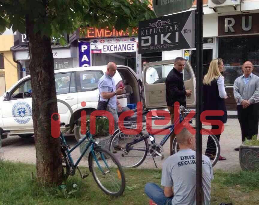 FOTO/ Xhaxhai vret nipin në qendër të qytetit